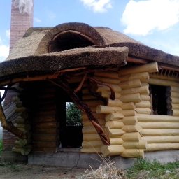 Altana z bali kryta strzechą