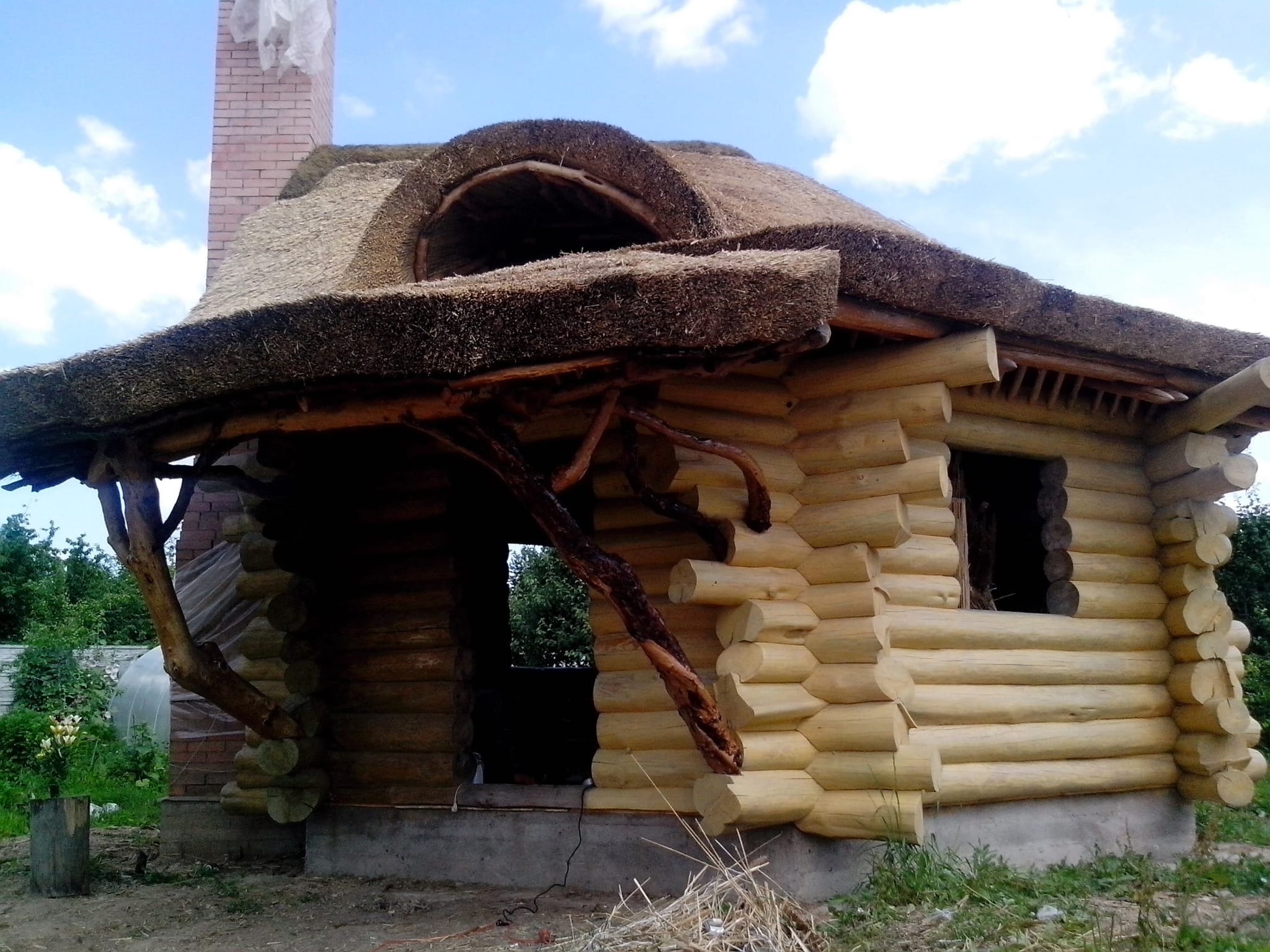 Altana z bali kryta strzechą