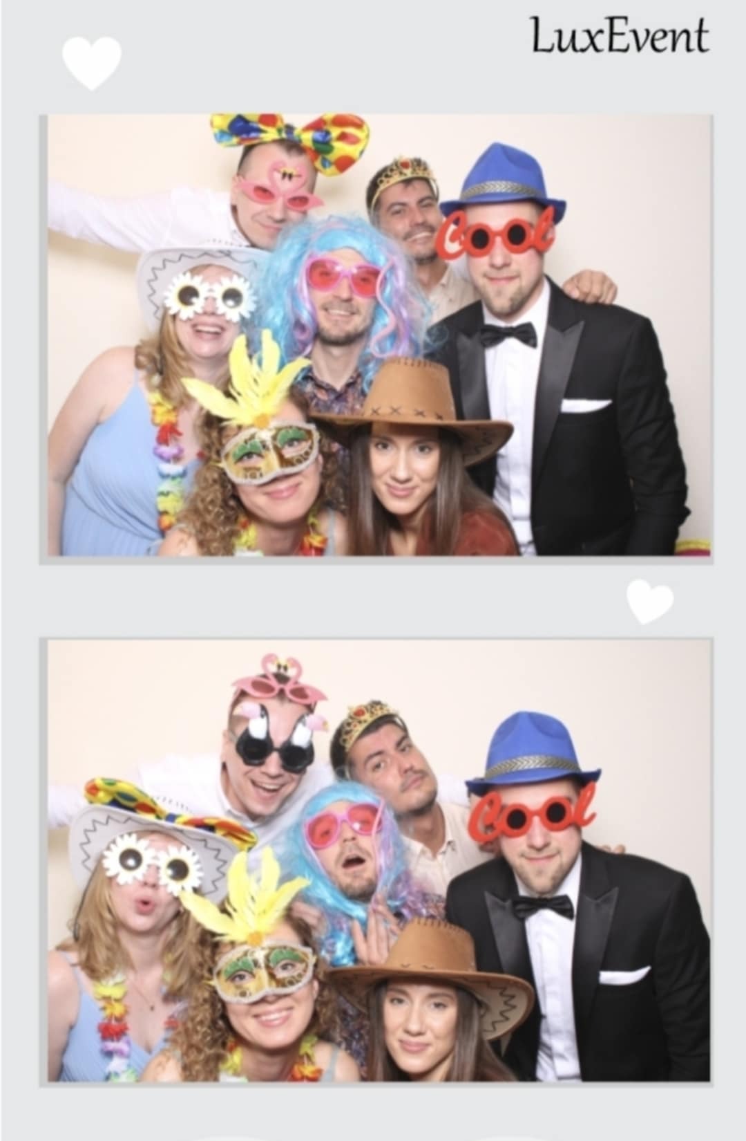 Dwa ujęcia grupki osób w przebraniach z fotobudki LuxEvent: kapelusze kowbojskie, peruki, maski. Mężczyzna w smokingu i niebieskim kapeluszu.