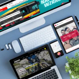 Prezentacja responsywnych stron na monitorze, laptopie, tablecie i telefonie, z widocznymi elementami interfejsu użytkownika i różnymi układami stron.