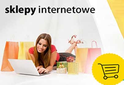 Uśmiechnięta kobieta leży z laptopem otoczona torbami na zakupy i prezentami, symbolizując zakupy online w sklepie internetowym. W tle napis 'sklepy internetowe'.
