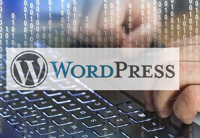 Praca na laptopie z logo WordPress, kod binarny w tle. Usługi tworzenia stron WordPress w Warszawie. Detal klawiatury i dłoni.