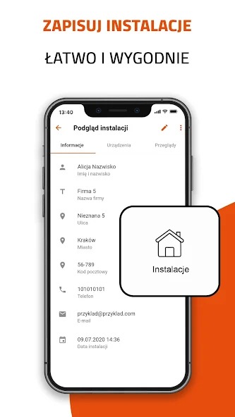 Ekran smartfona z aplikacją do zarządzania instalacjami. Widok szczegółowy z danymi kontaktowymi i ikoną domu. Pomarańczowe akcenty graficzne.