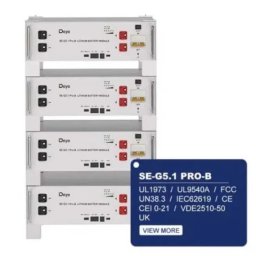 Master Investment Sp. z o.o. - Cztery moduły bateryjne Doyo SE-G5.1 Pro-B, ułożone jeden na drugim, z widocznymi panelami kontrolnymi i złączami, na jasnym tle. Dodatkowa etykieta z certyfikatami.