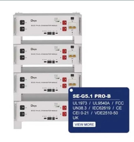 Cztery moduły bateryjne Doyo SE-G5.1 Pro-B, ułożone jeden na drugim, z widocznymi panelami kontrolnymi i złączami, na jasnym tle. Dodatkowa etykieta z certyfikatami.