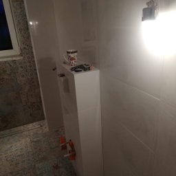 ukończony projekt obejmujący montaż płytek, instalacja geberit, montaż umywalki