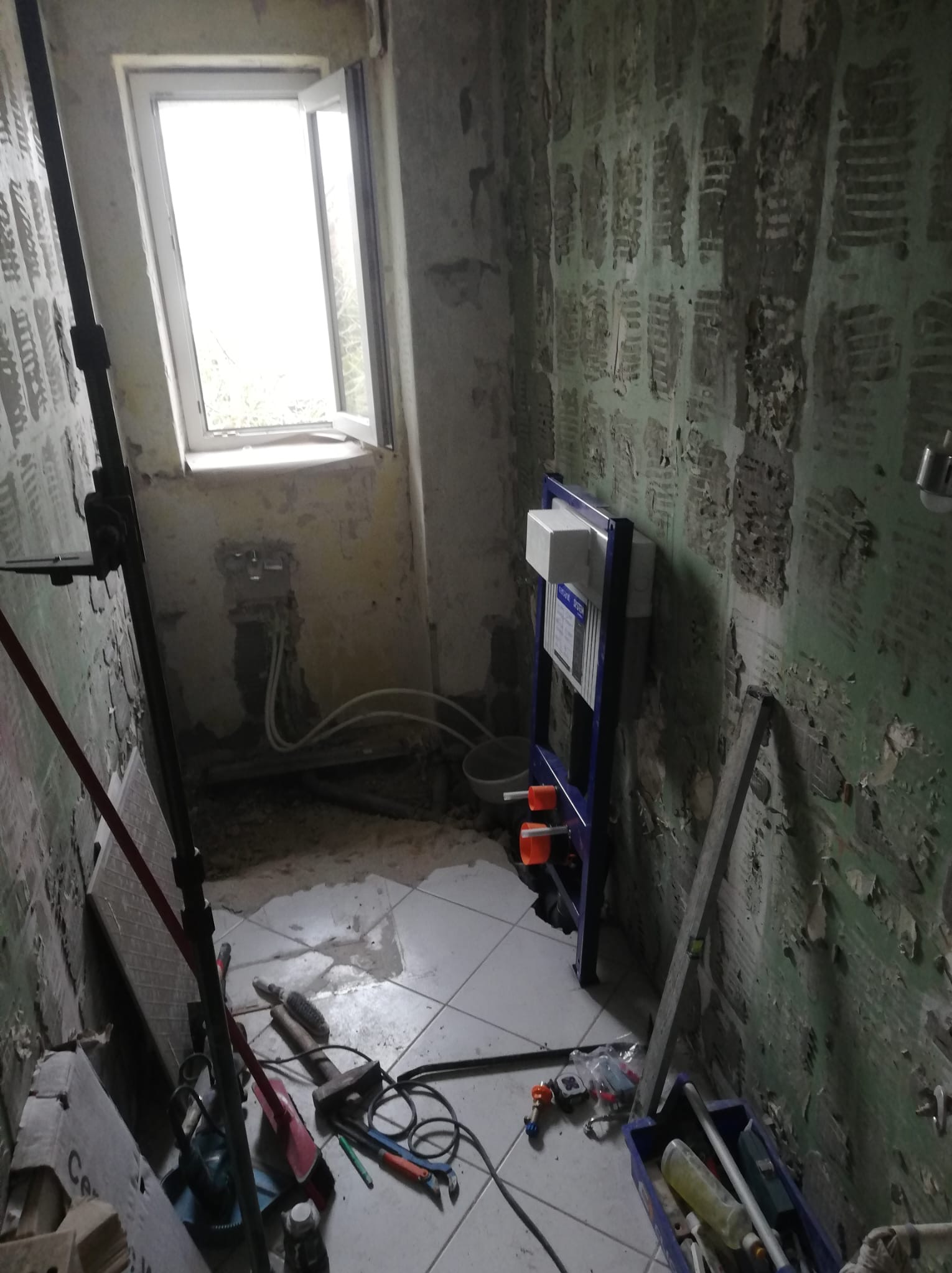 Rozpoczęcie prac nad usunięciem starych płytek w ramach przygotowań do realizacji projektu