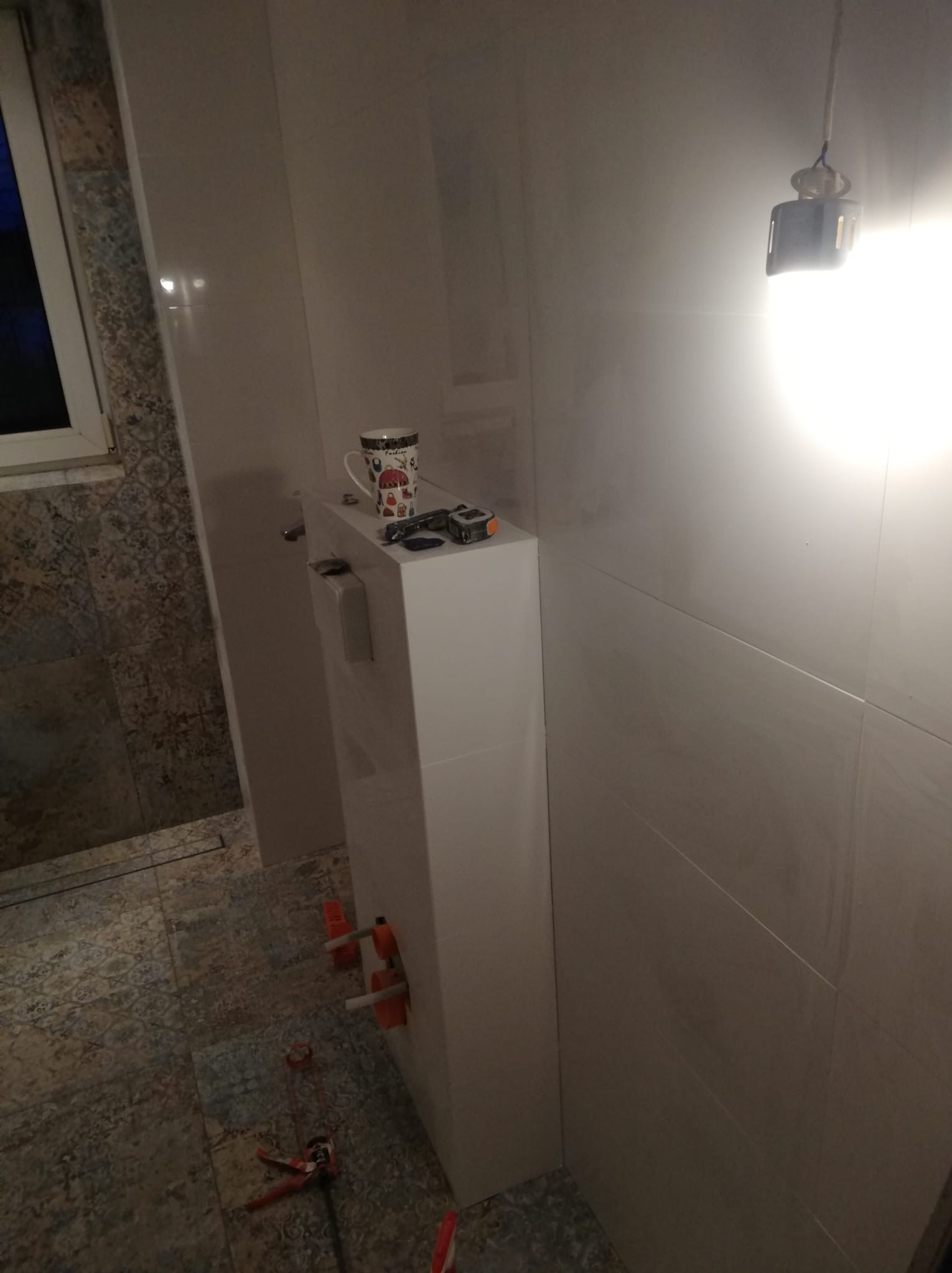 ukończony projekt obejmujący montaż płytek, instalacja geberit, montaż umywalki