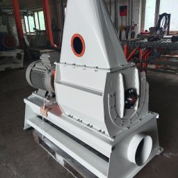 Młyn bijakowy ssąco tłoczący