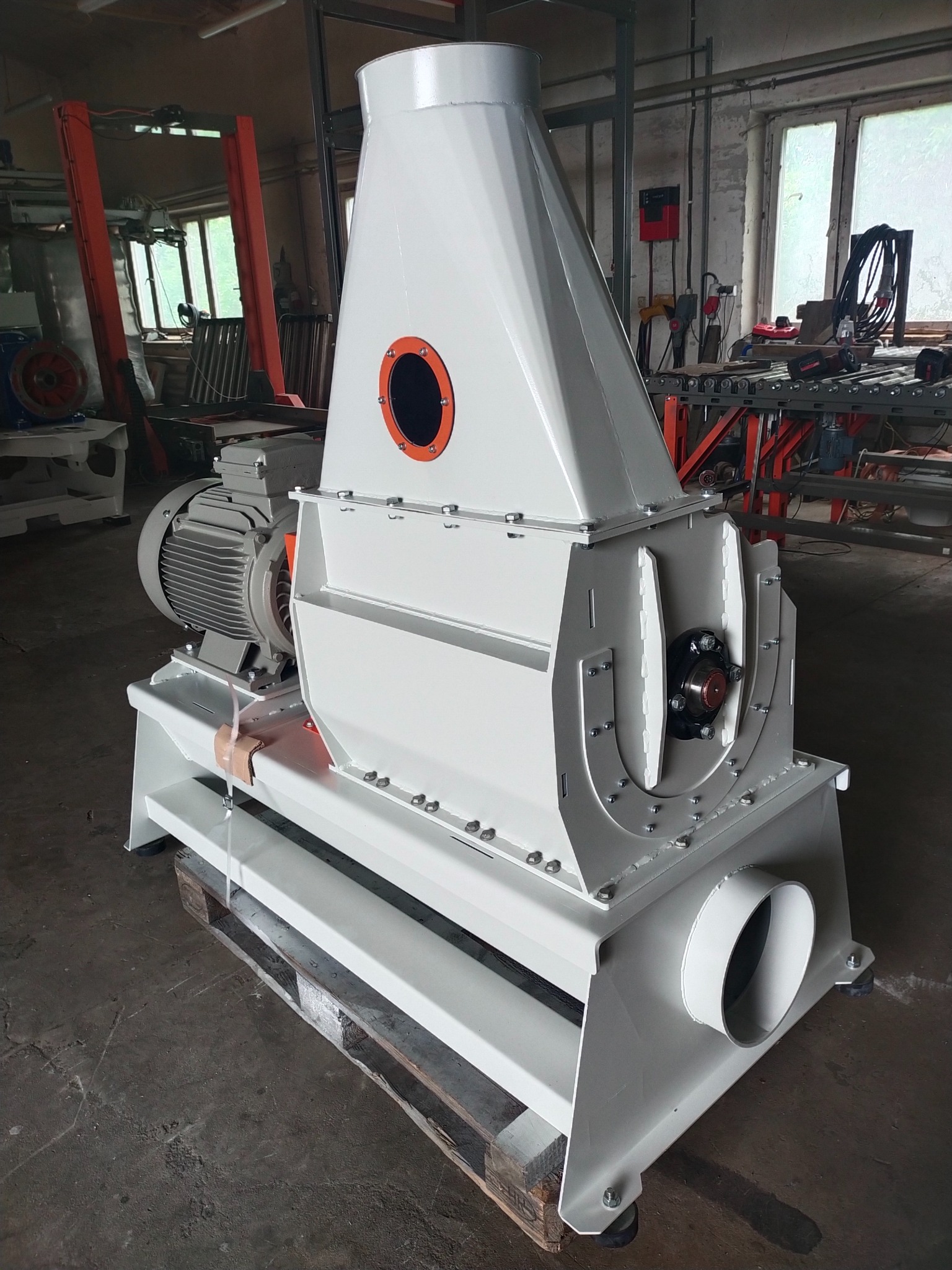 Młyn bijakowy ssąco tłoczący