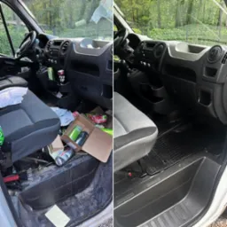 Wnętrze busa przed i po czyszczeniu: brudna podłoga z puszkami vs. czysta, czarna podłoga z gumowymi dywanikami. Widoczne fotele i deska rozdzielcza.