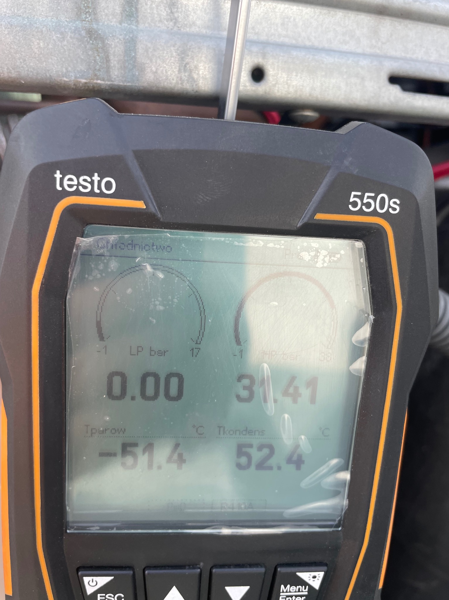 Miernik Testo 550s z wyświetlonymi wartościami ciśnienia i temperatury w instalacji chłodniczej. Widoczne wartości LP bar, HP bar, Tparow i Tkondens.