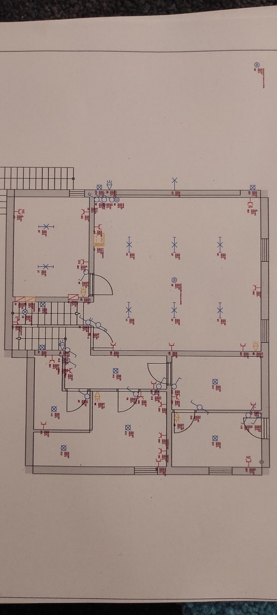 Plan instalacji elektrycznej mieszkania z rozmieszczeniem punktów oświetleniowych i gniazd, widok z góry.