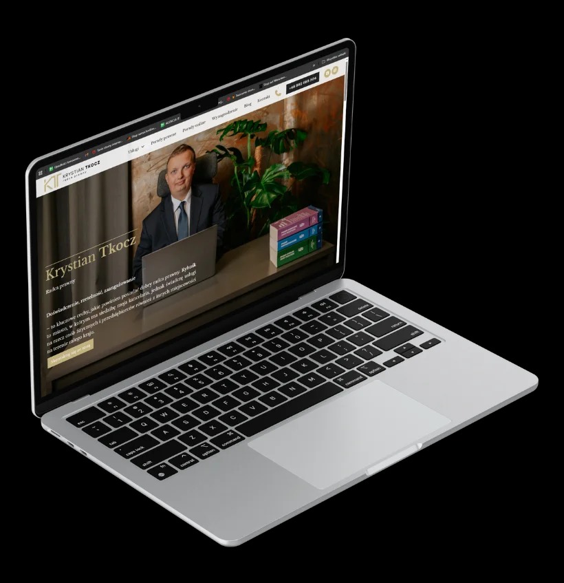 Laptop z otwartą stroną internetową Krystiana Tkocza, radcy prawnego. Widoczny portret prawnika, biuro z książkami i roślinami. Układ klawiatury QWERTY.