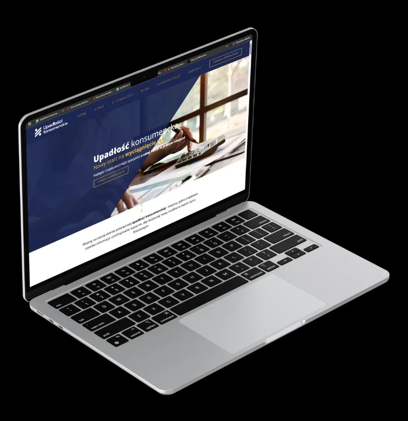 Laptop z otwartą stroną internetową 'Upadłości Konsumenckie' na czarnym tle. Widoczny układ klawiatury i touchpad. Ekran pod kątem, eksponuje treść strony.