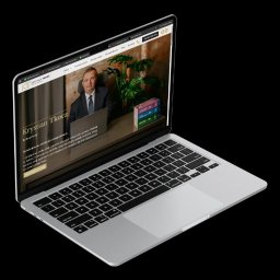 ROXMAT Roksana Siwek - Laptop wyświetla stronę internetową radcy prawnego Krystiana Tkocza. Widoczny ekran z wizerunkiem prawnika, tekstem i logo. Minimalistyczny design, czarne tło.