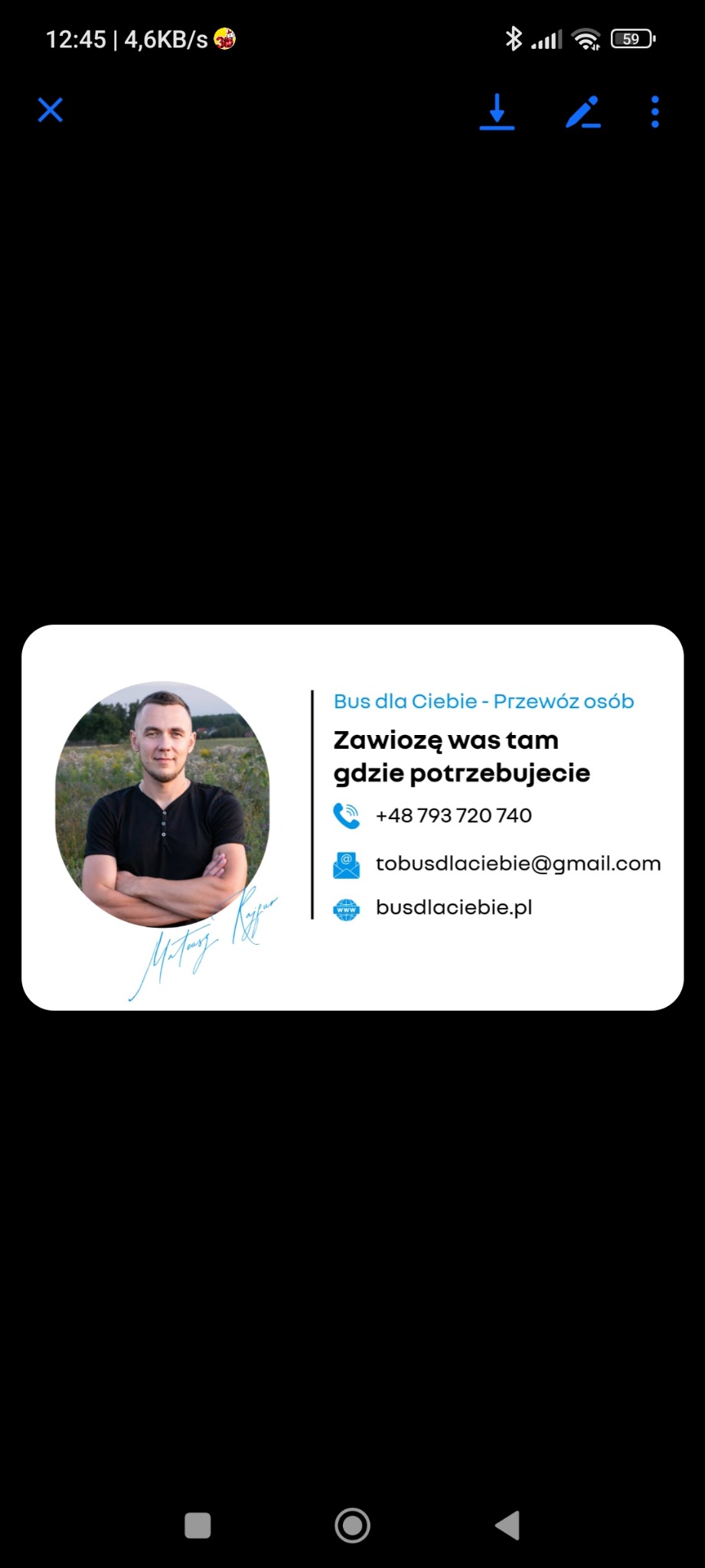 Wizytówka firmy przewozowej: zdjęcie właściciela w okrągłym obramowaniu, dane kontaktowe, hasło 'Zawiozę was tam gdzie potrzebujecie' i adres strony internetowej.