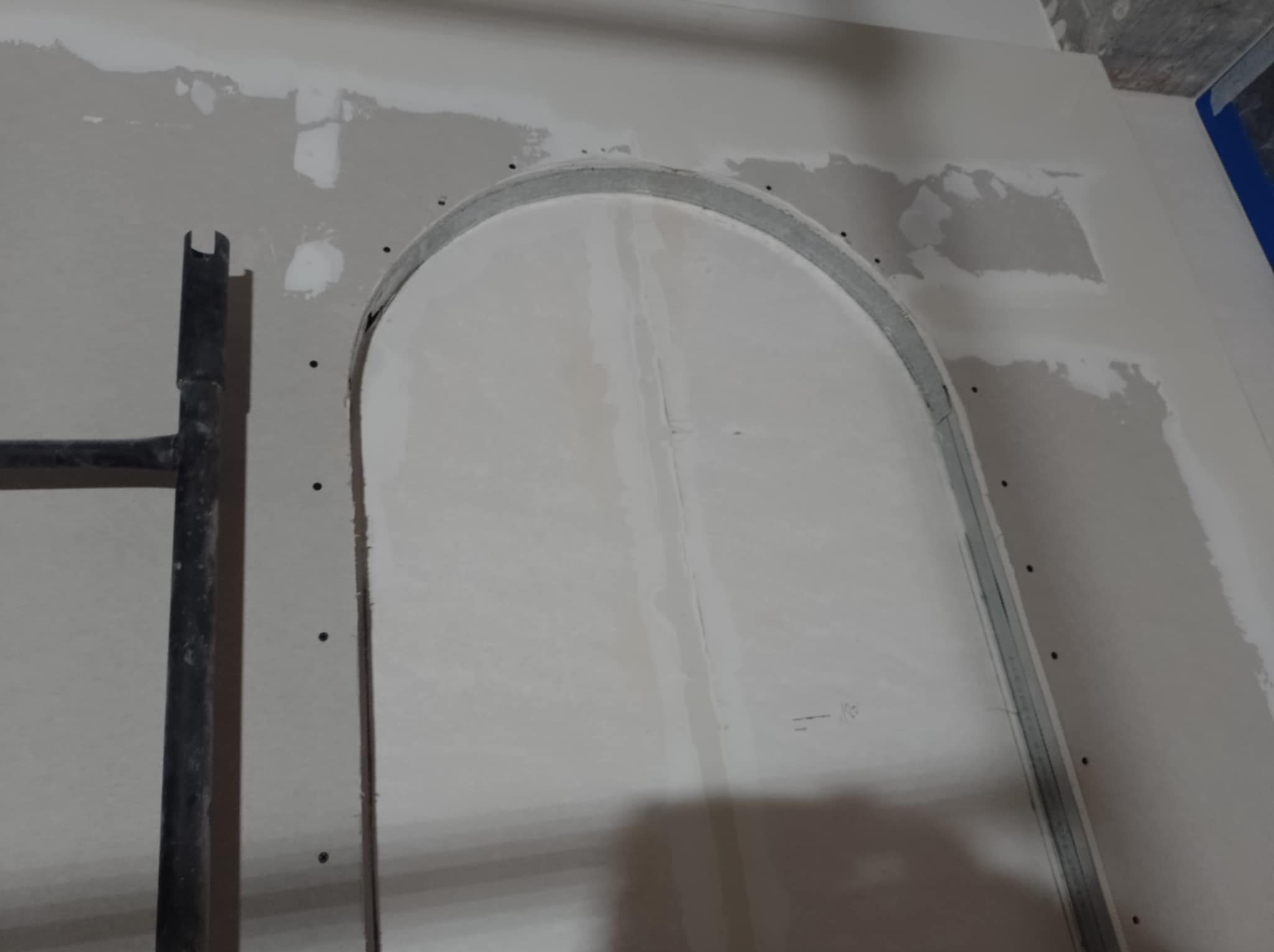 Przed tapetą i tynkiem dekoracyjnym