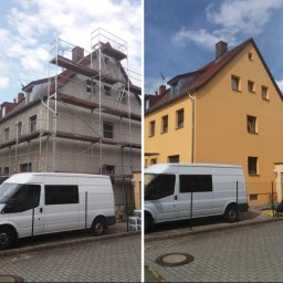 DrigoKomplex B.R.T - Dom przed i po malowaniu elewacji. Po lewej budynek w rusztowaniach, po prawej pomalowany na żółto. Biały bus zaparkowany przed budynkiem.