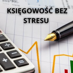 MR BIZNES PARTNER SPÓŁKA Z OGRANICZONĄ ODPOWIEDZIALNOŚCIĄ - Kalkulator, pióro i wykres na papierze w tle z napisem 'Księgowość bez stresu'. Elementy sugerują usługi finansowe i analizę danych.