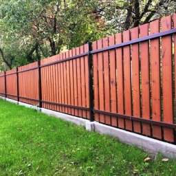 Odrestaurowany drewniany płot