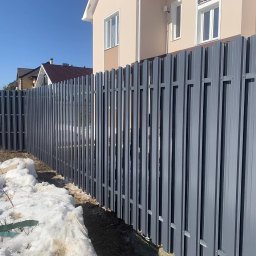 Zamontowane i pomalowane ogrodzenie żelazne