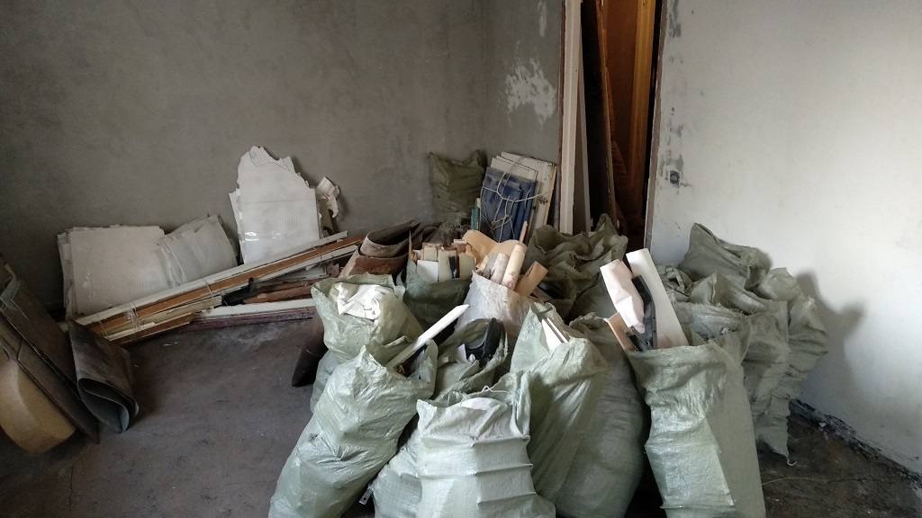 Demontaż i wywóz śmieci na jednym z obiektó