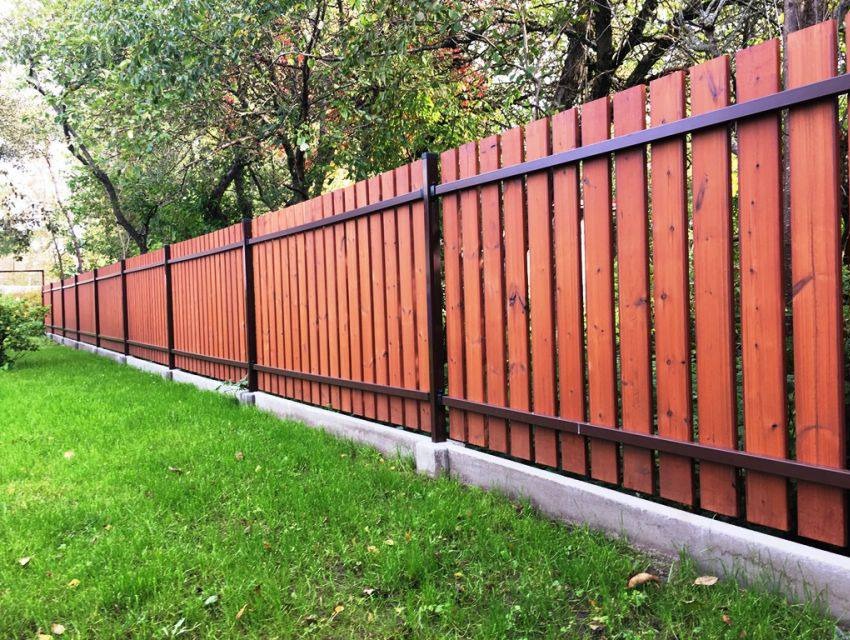 Odrestaurowany drewniany płot