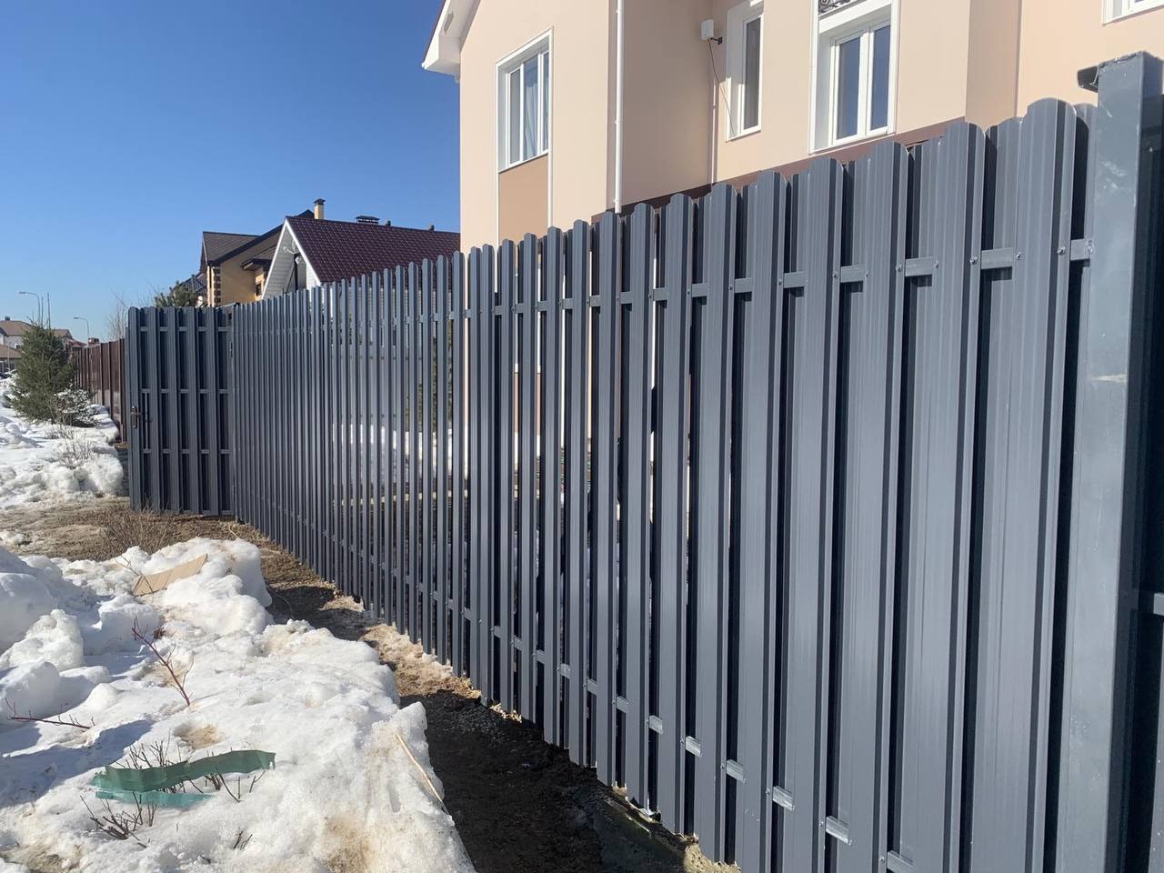 Zamontowane i pomalowane ogrodzenie żelazne