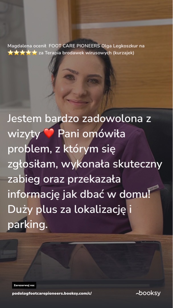Recenzja klientki zadowolonej z terapii brodawek wirusowych u podologa Olga Legkoszkur z FOOT CARE PIONEERS, pięć gwiazdek, uśmiechnięta kobieta w tle.