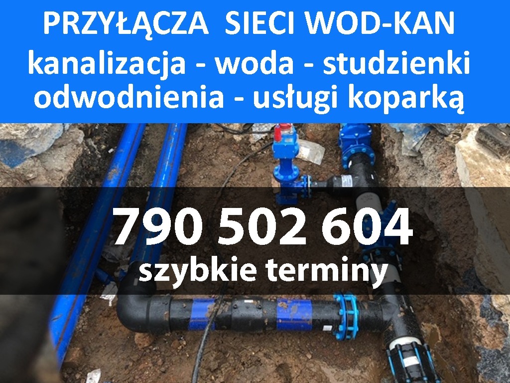 Instalacja wodno-kanalizacyjna w wykopie, widoczne niebieskie i czarne rury z łącznikami, numer telefonu i hasło 'szybkie terminy' nałożone na zdjęcie.