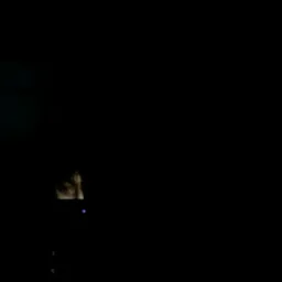 Słabo oświetlone ujęcie fragmentu twarzy osoby z ekranem komputera w ciemności, prawdopodobnie podczas pracy nocnej. Widoczny fragment klawiatury.