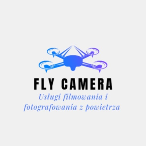 Logo firmy Fly Camera oferującej usługi filmowania i fotografowania z powietrza. Nad nazwą stylizowany graficznie dron w odcieniach niebieskiego.