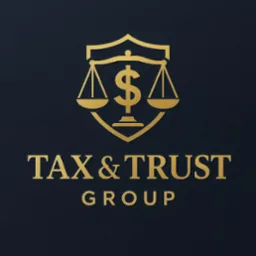 Złote logo Tax & Trust Group na ciemnym tle: waga sprawiedliwości z symbolem dolara w tarczy, poniżej nazwa firmy. Elegancki i profesjonalny wizerunek.