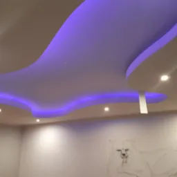 Nowoczesny sufit podwieszany z niebieskim oświetleniem LED i dekoracyjnym wzorem na ścianie. Element wykończenia wnętrza, oświetlenie punktowe.