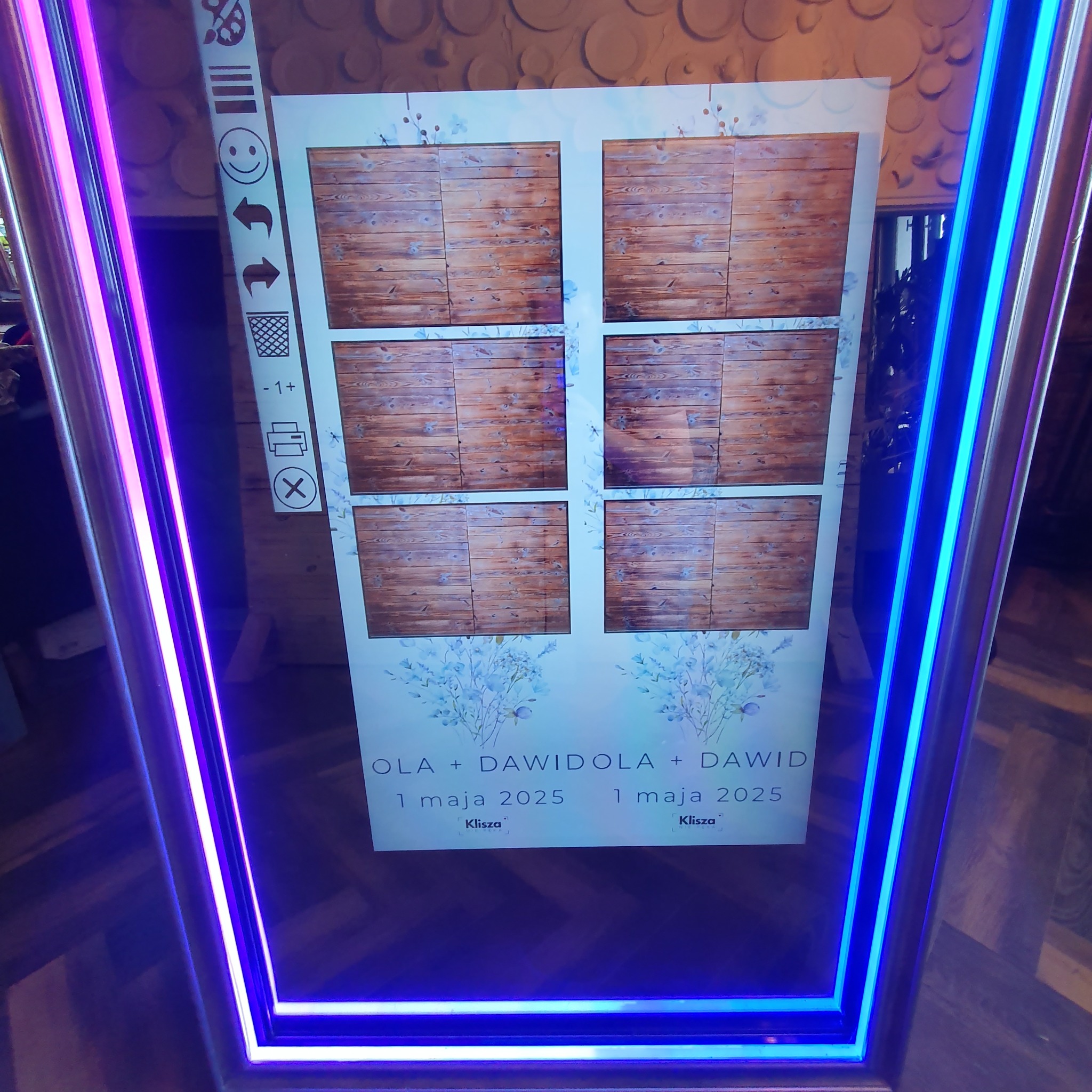 Fotobudka z neonowym oświetleniem prezentuje wydruk sześciu zdjęć z motywem drewnianych desek i kwiatów, z datą 1 maja 2025.