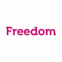 Różowy napis 'Freedom' na białym tle. Minimalistyczny design, wyraźna typografia, centralne umiejscowienie. Prosty i nowoczesny przekaz.