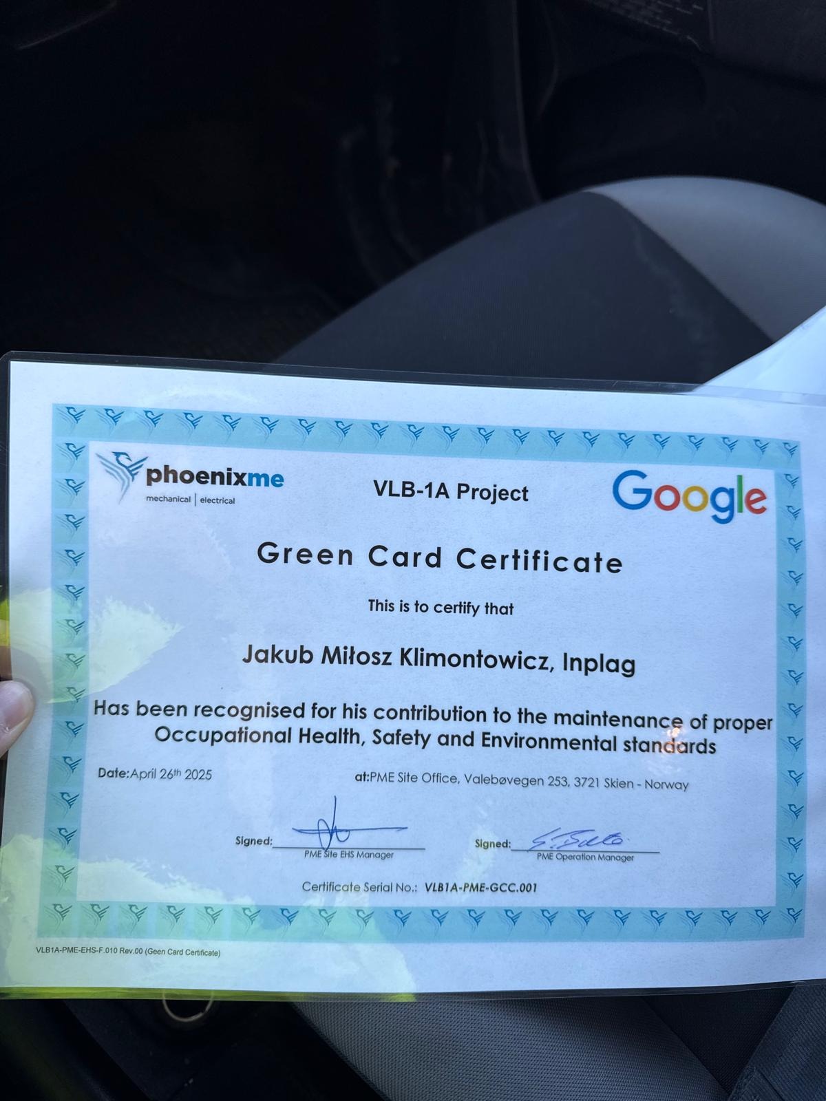 Certyfikat Green Card dla Jakuba Miłosza Klimontowicza od Phoenixme i Google, potwierdzający wkład w BHP i standardy środowiskowe. Dokument z datą, podpisami i logo.