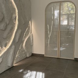 Rozwierane drzwi w stalowej ramie, tkanina pomiędzy szkłem