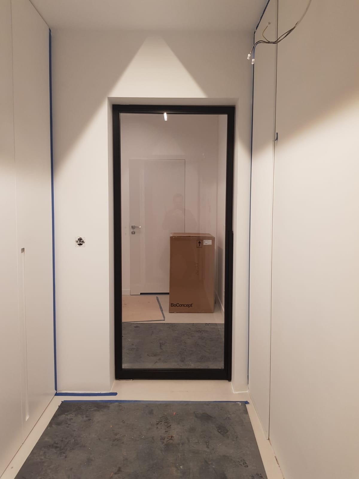 Pivot drzwi w stalowej ramie, przeszklenie transparentne.