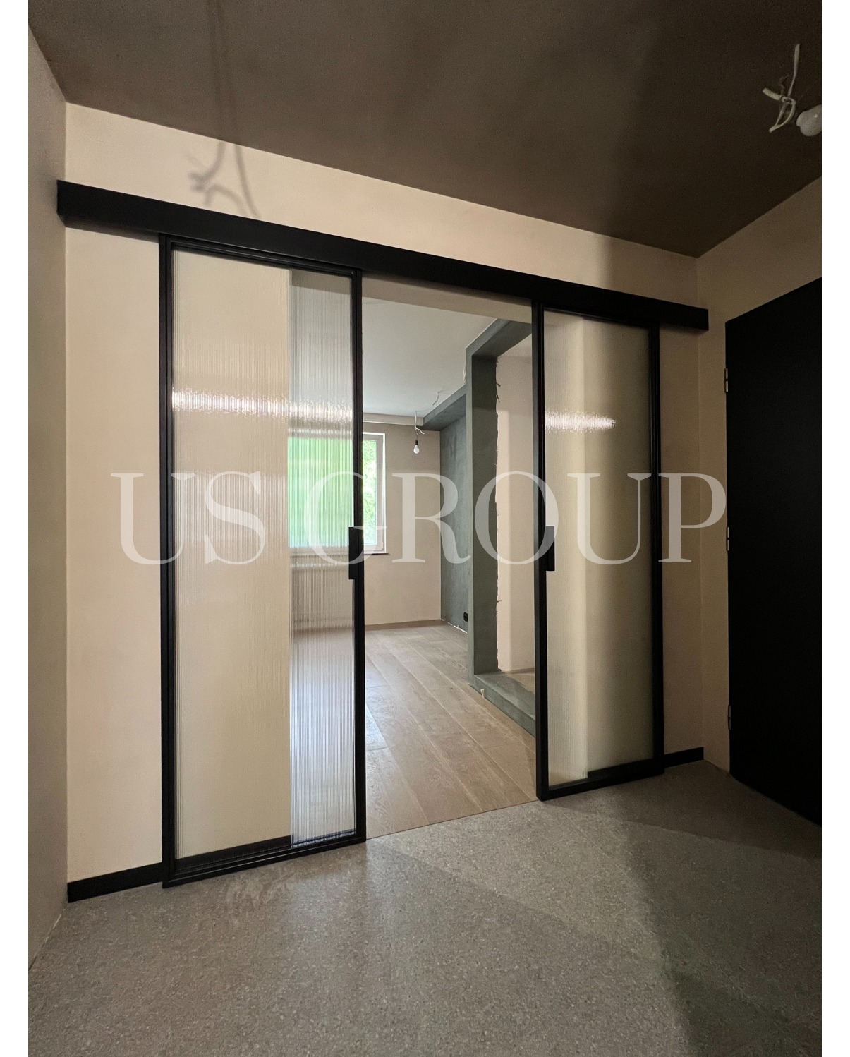 Przesuwne drzwi w stalowej ramie, przeszklenie transparentne.