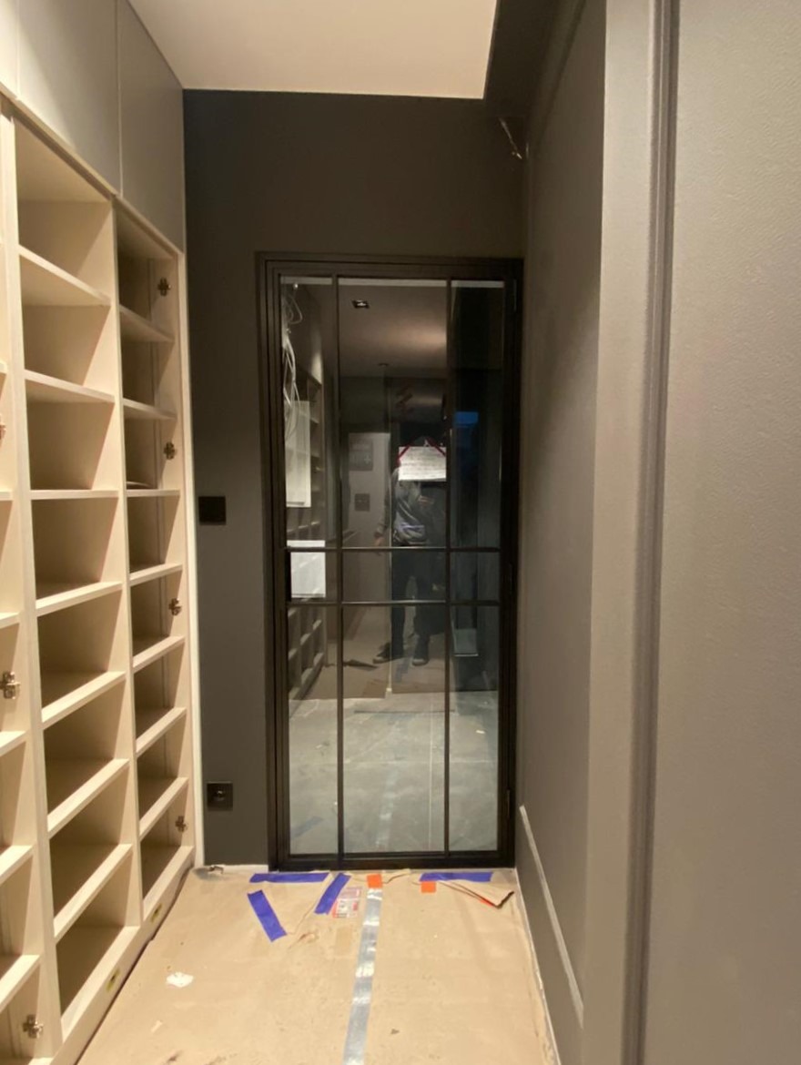 Rozwierane drzwi w stalowej ramie, szkło transparentne