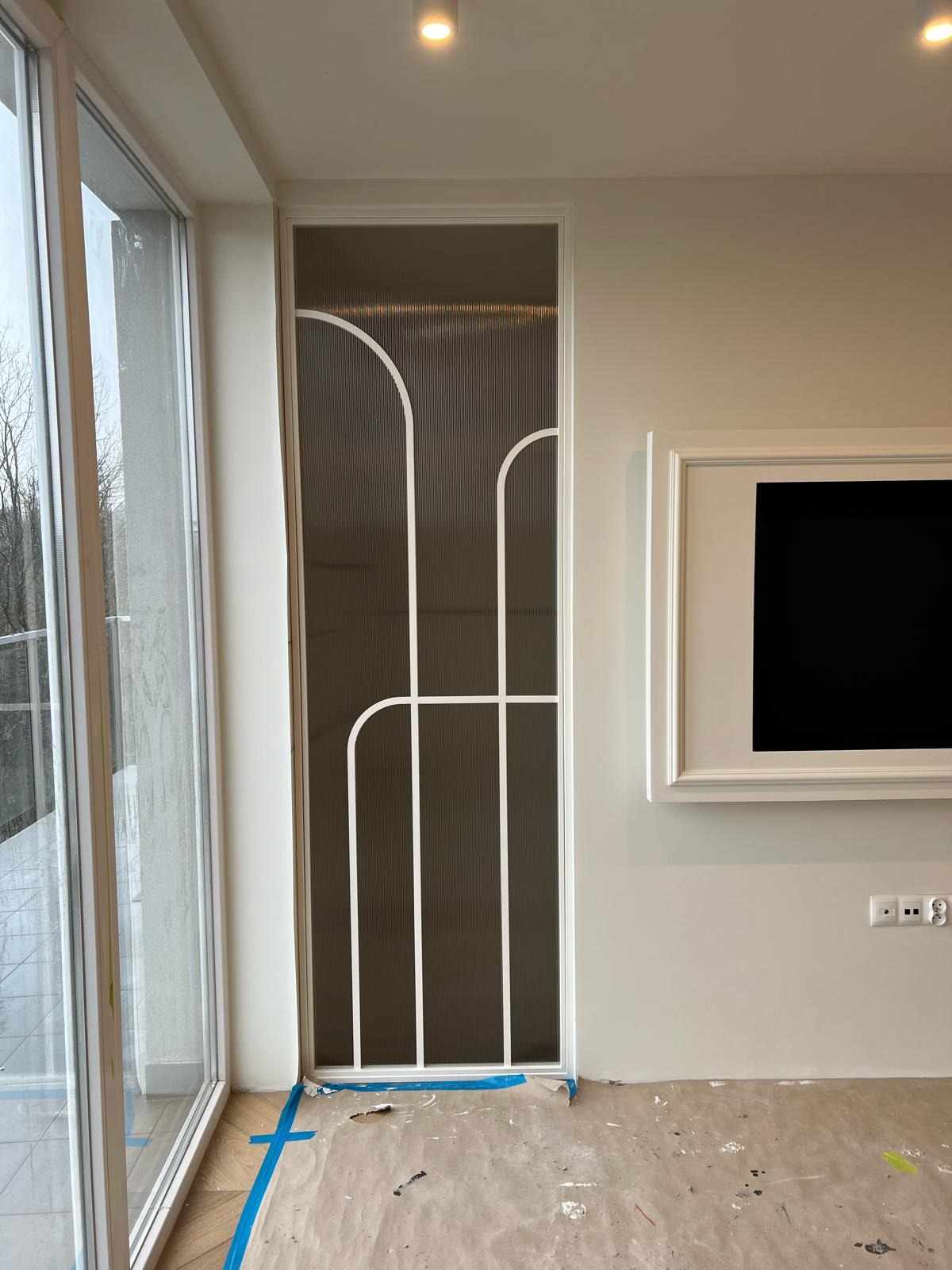 Stała szklanka w stalowej ramie z przeszkleniem ornamentowym.