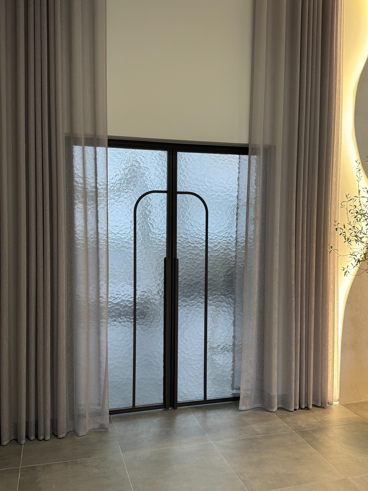 Rozwierane drzwi w stalowej ramie, szkło ornamentowe