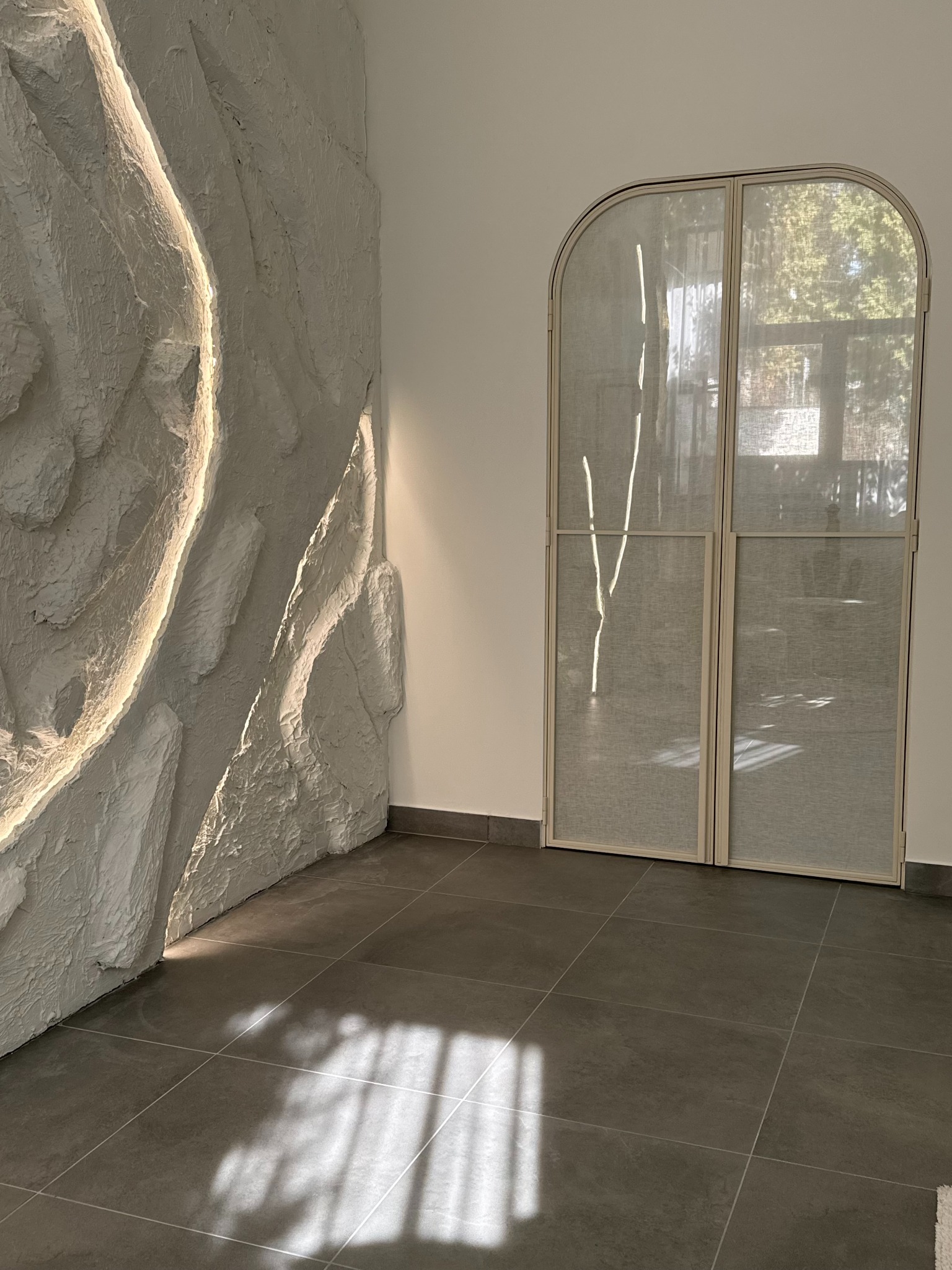 Rozwierane drzwi w stalowej ramie, tkanina pomiędzy szkłem