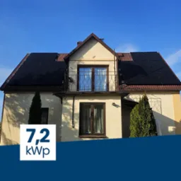 Dom jednorodzinny z panelami fotowoltaicznymi na dachu, widoczne okna z balkonem. Na dolnym planie grafika z informacją o mocy instalacji: 7,2 kWp.