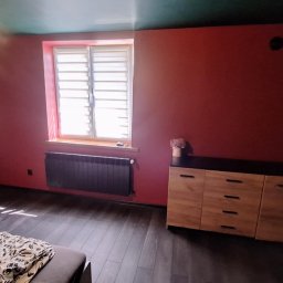 pomieszczenie po zakończeniu prac wykończeniowych (wraz ze składaniem mebli)