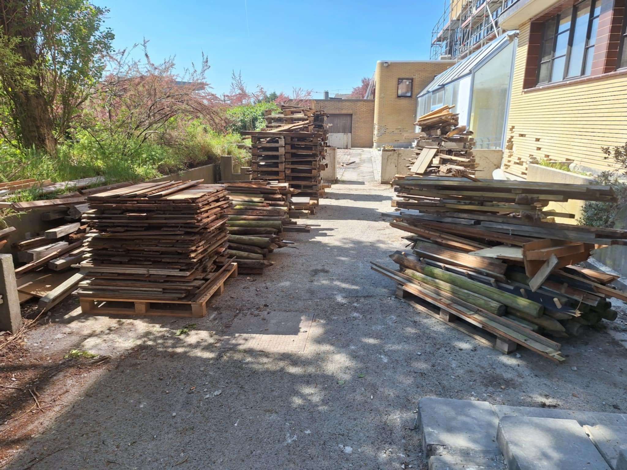 demontaż starego tarasu drewnianego