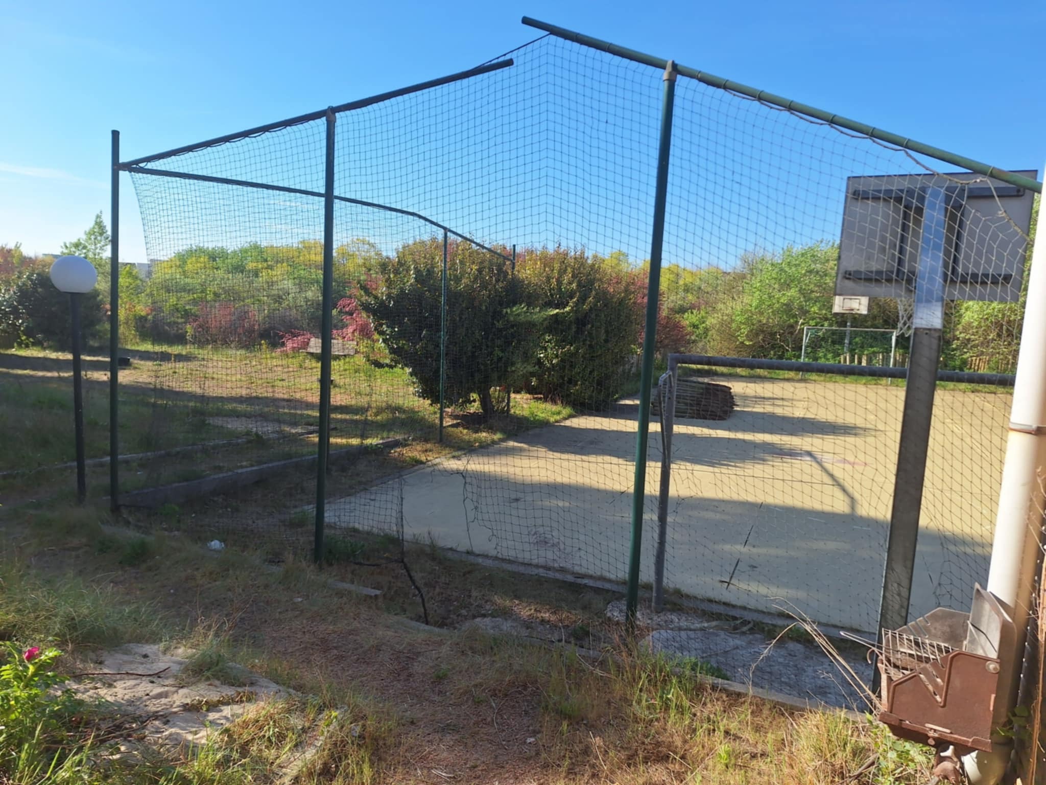 stare ogrodzenie boiska w złym stanie nadające się do demontażu