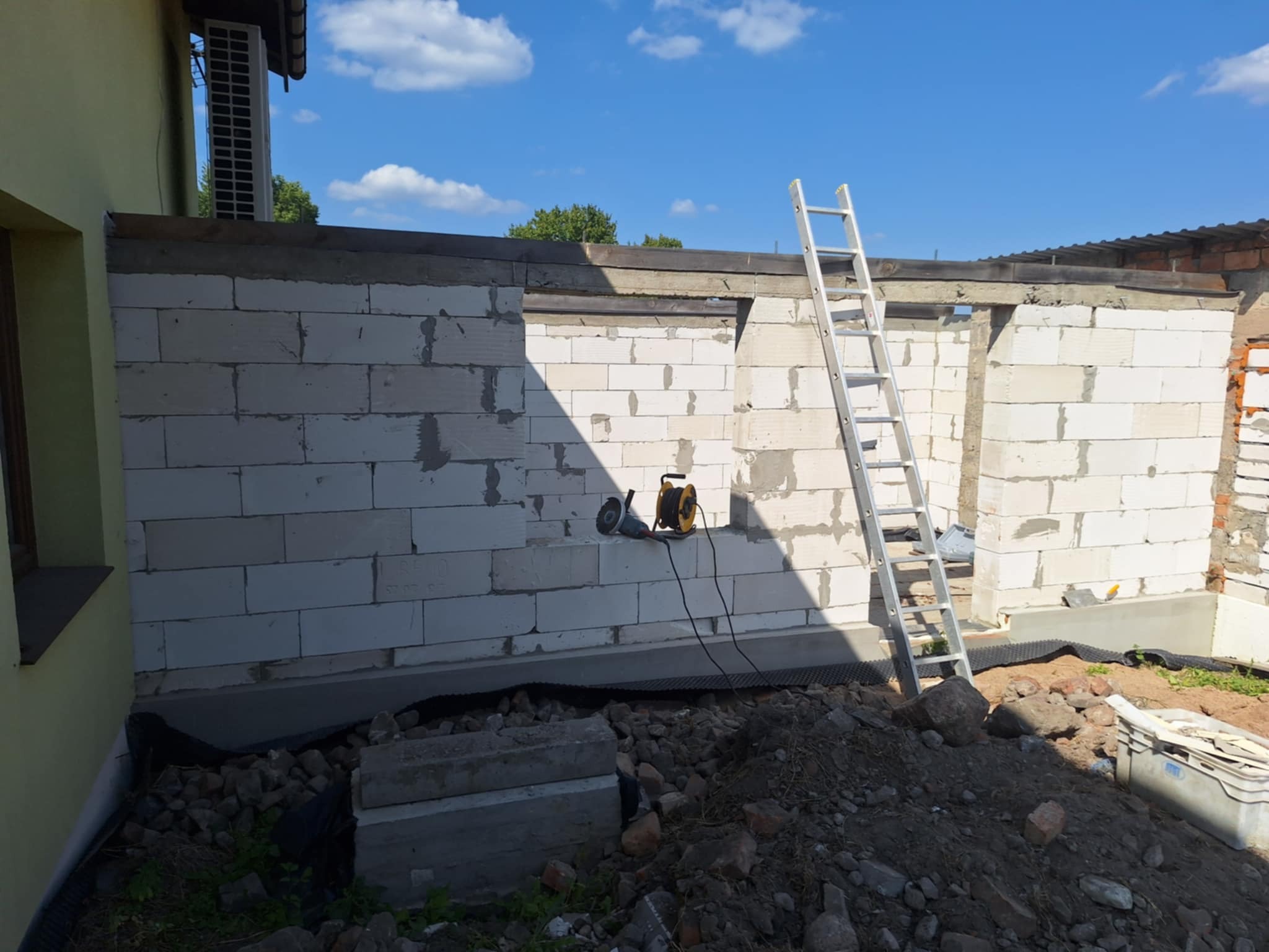 dwie ścianki do wyburzenia